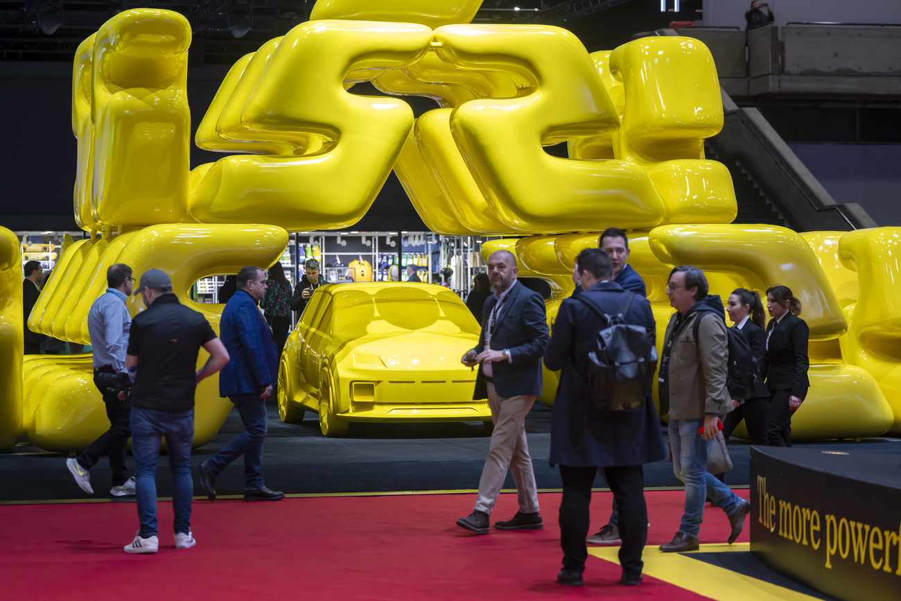 Voiture couverte de jaune au Salon de l'automobile de Genève