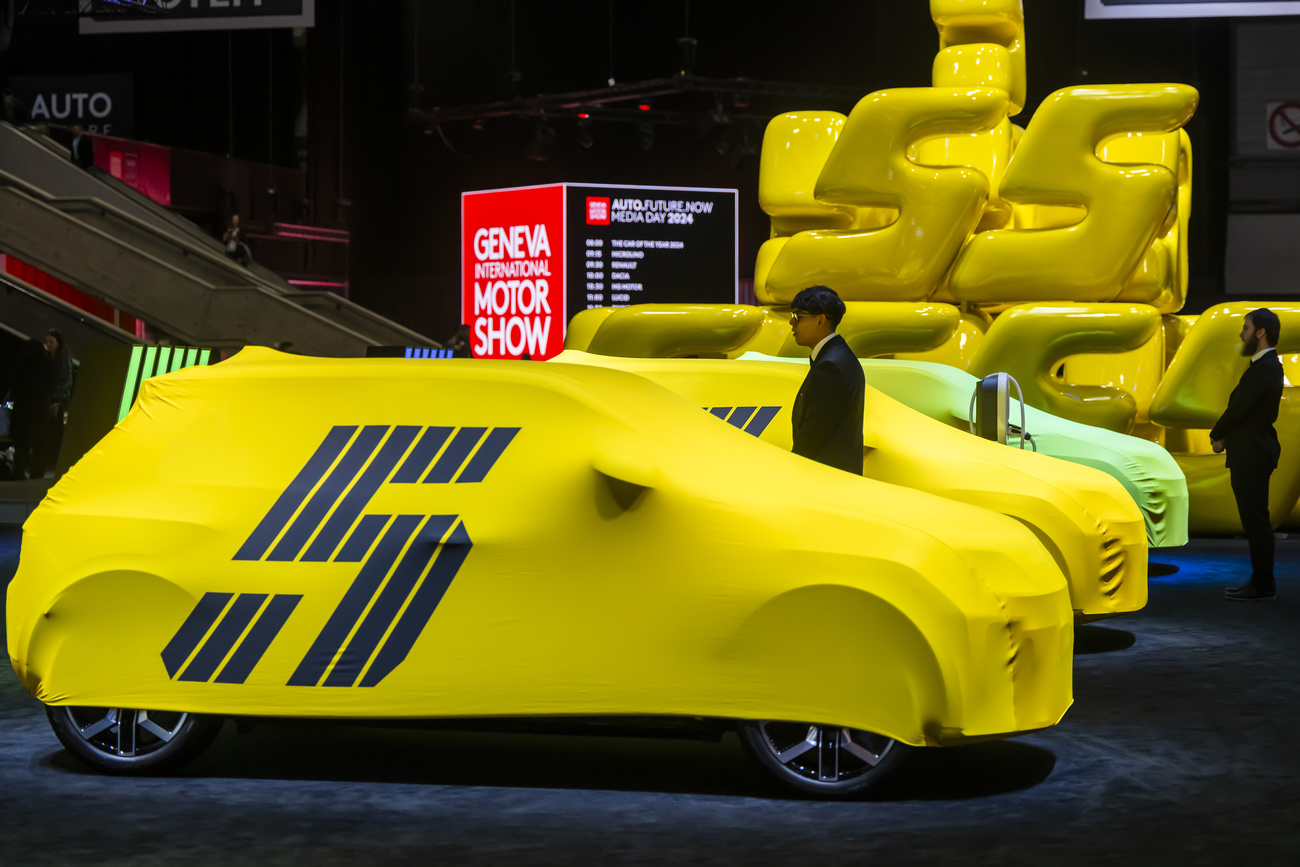 Voiture couverte au Salon de l'auto de Genève.