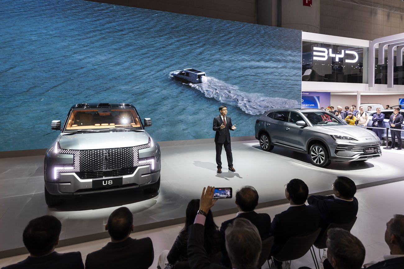 Messestand am Auto-Salon während einer Präsentation vor den Medien.