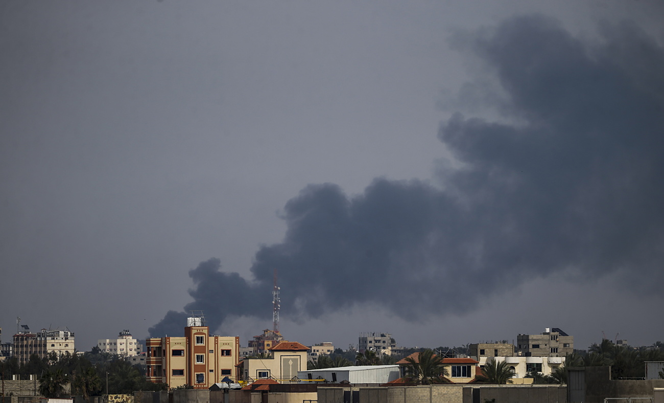 Fumo sulla straiscia di Gaza dopo un'operazione israeliana.