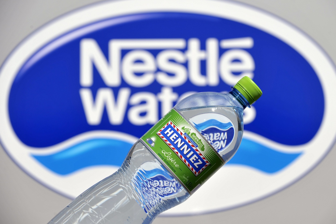 la bottiglietta di Henniez davanti al marchio Nestlé.