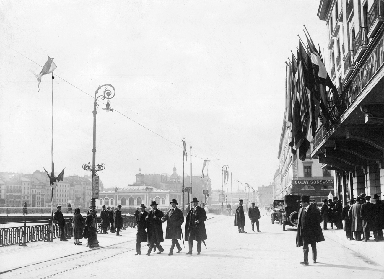 persone che passeggiano a ginevra su un'immagine del 1920