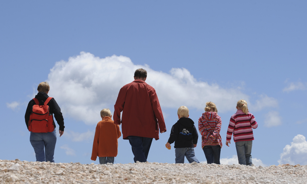 Familie mit Kindern beim Wandern - von hinten aufgenommen