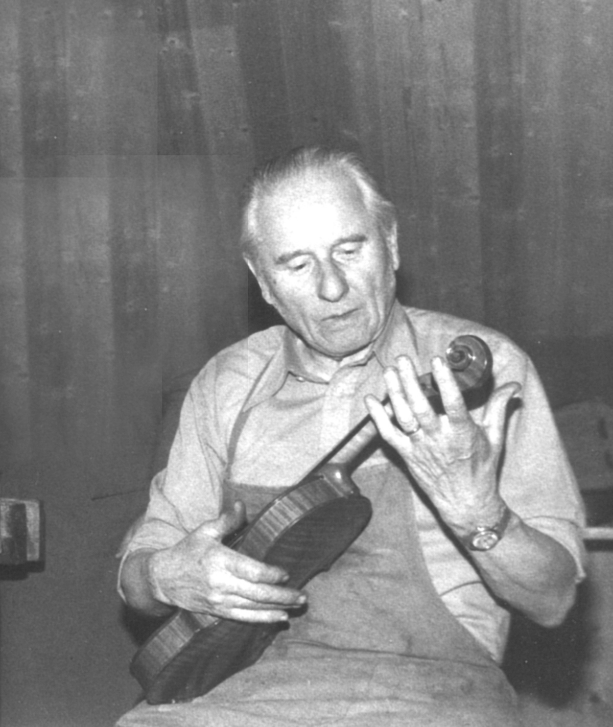 Karl Schneider mit einer Geige