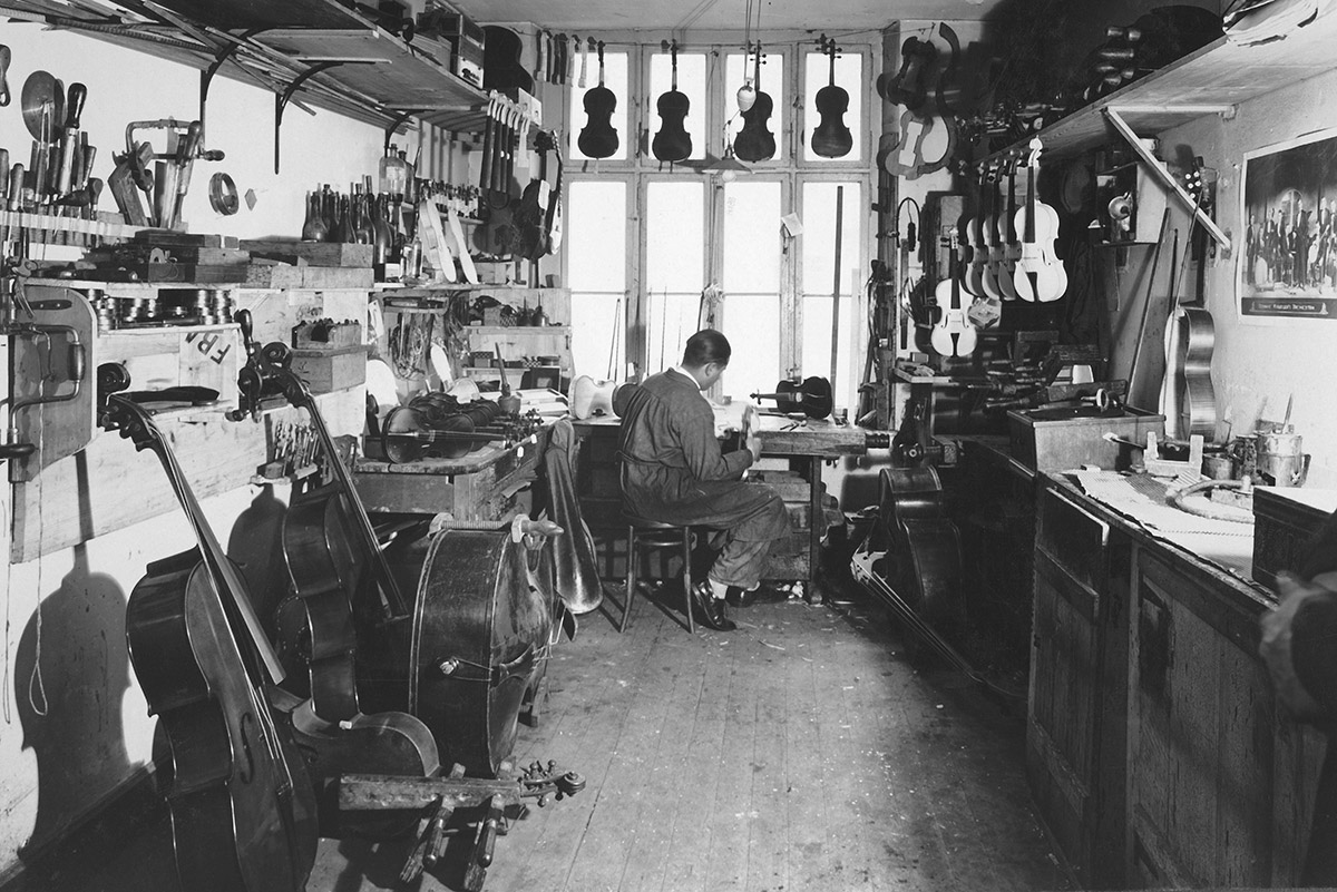 バーゼルのパウル・マイネルの工房でバイオリンを作る若き日のカール・シュナイダー（1928年頃）