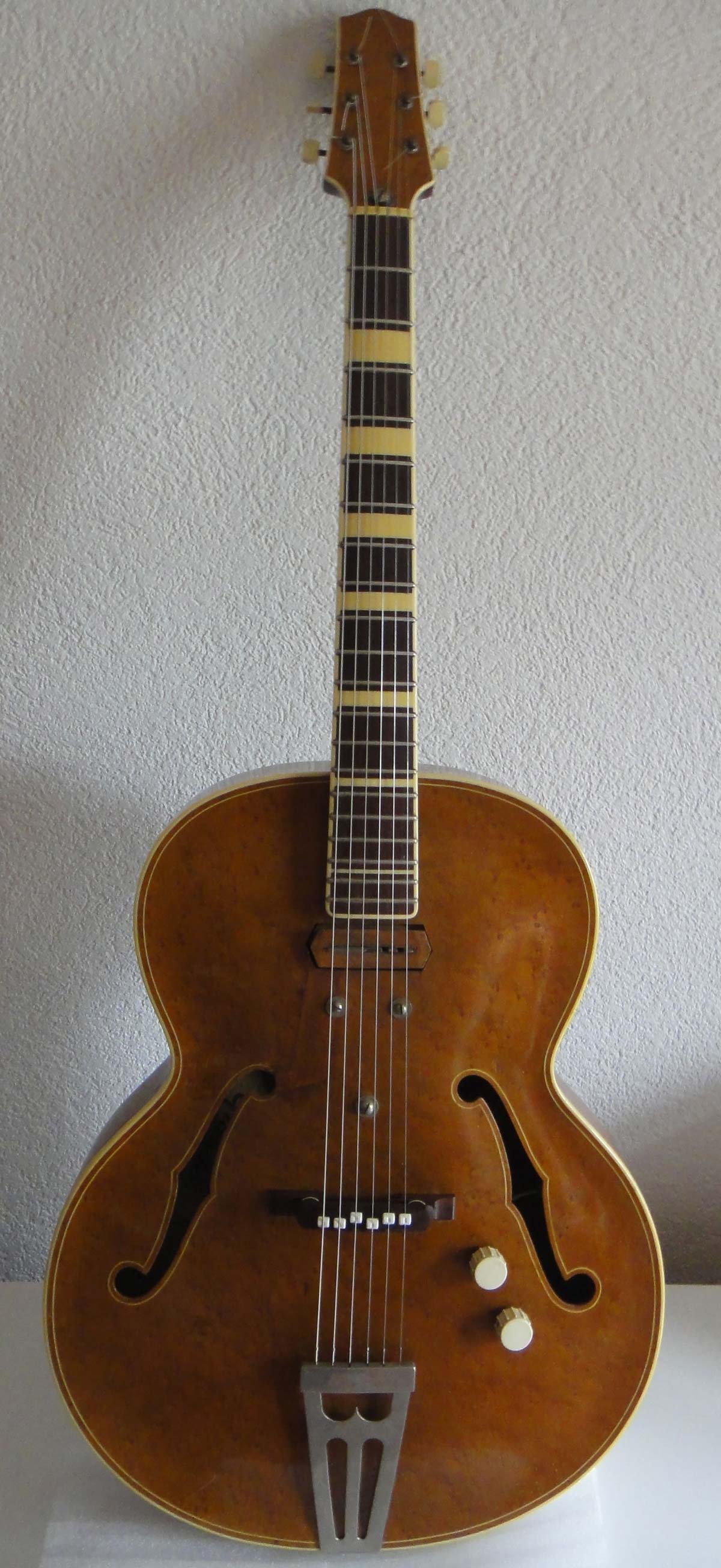 20世纪30年代的格兰朵电爵士吉他，由卡尔·施耐德制造。