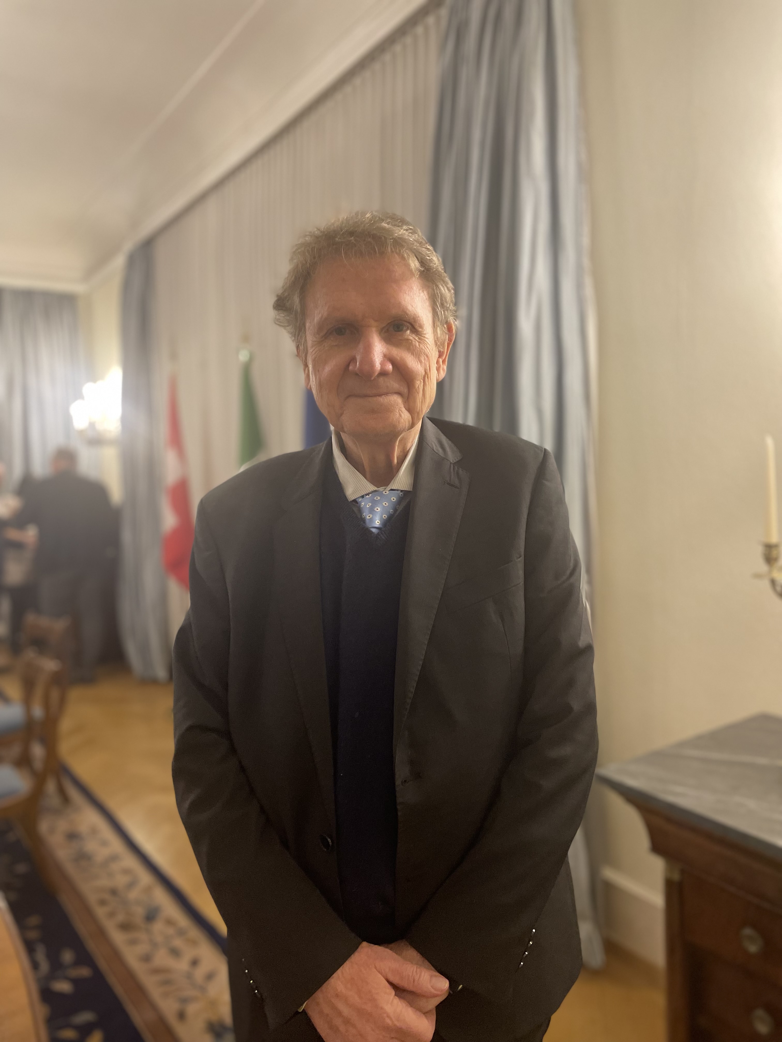 Homme posant avec les mains croisées posant dans un intérieur