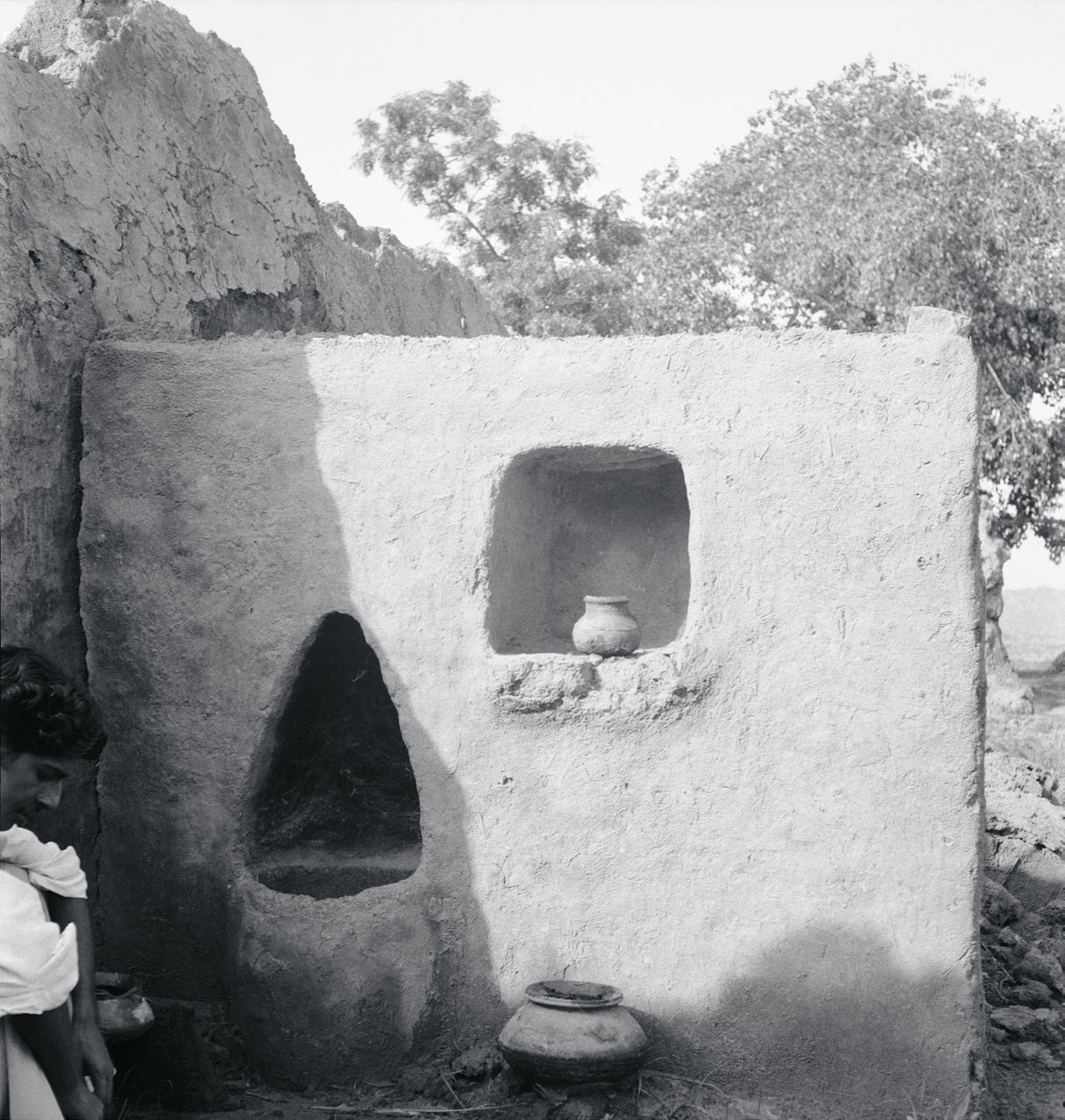 チャンディーガル地区。土壁には、陶器類の置き場所やシンプルなかまど用のくぼみが掘られている