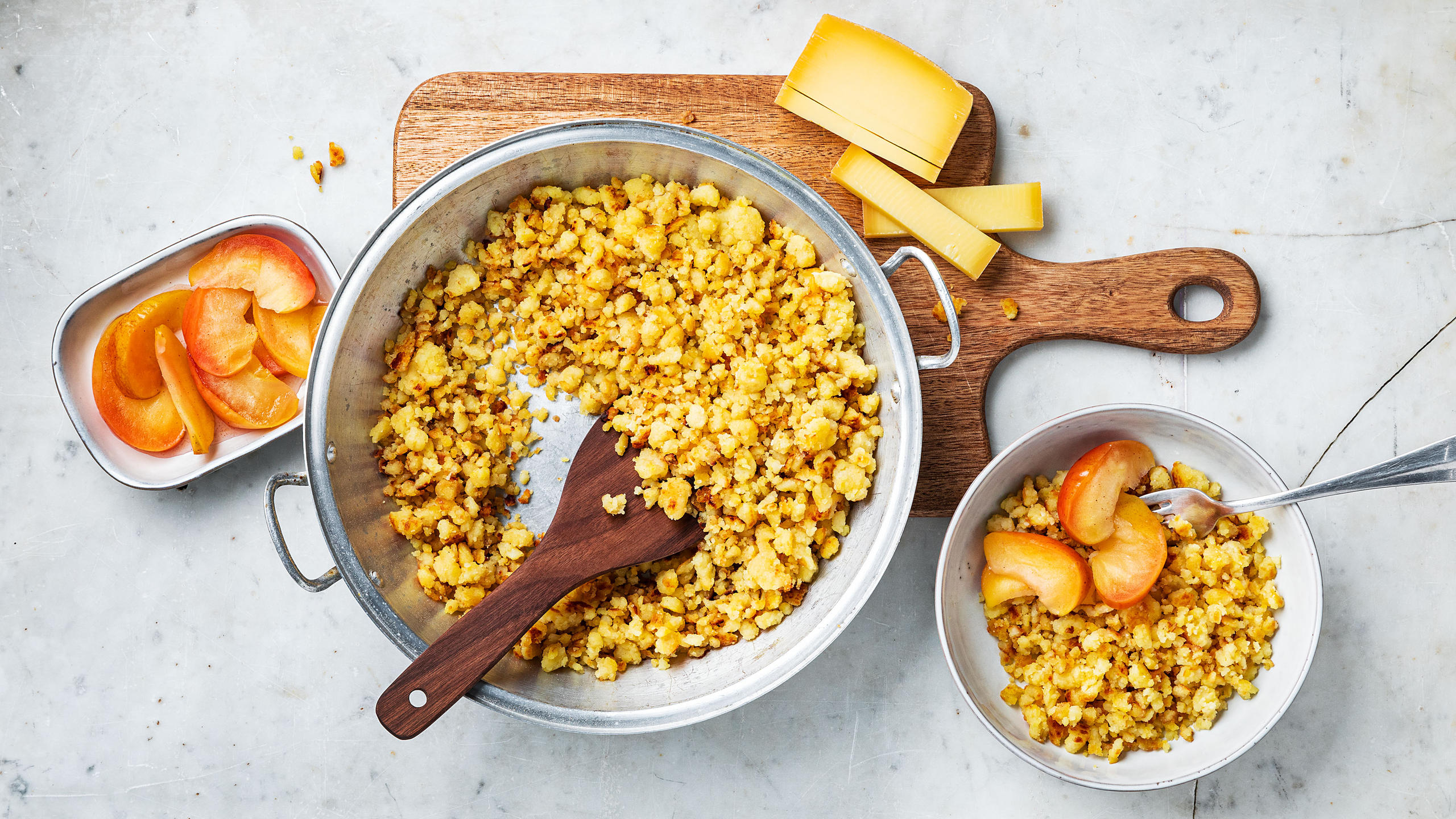 Zwei ofenfeste Schalen mit Capuns