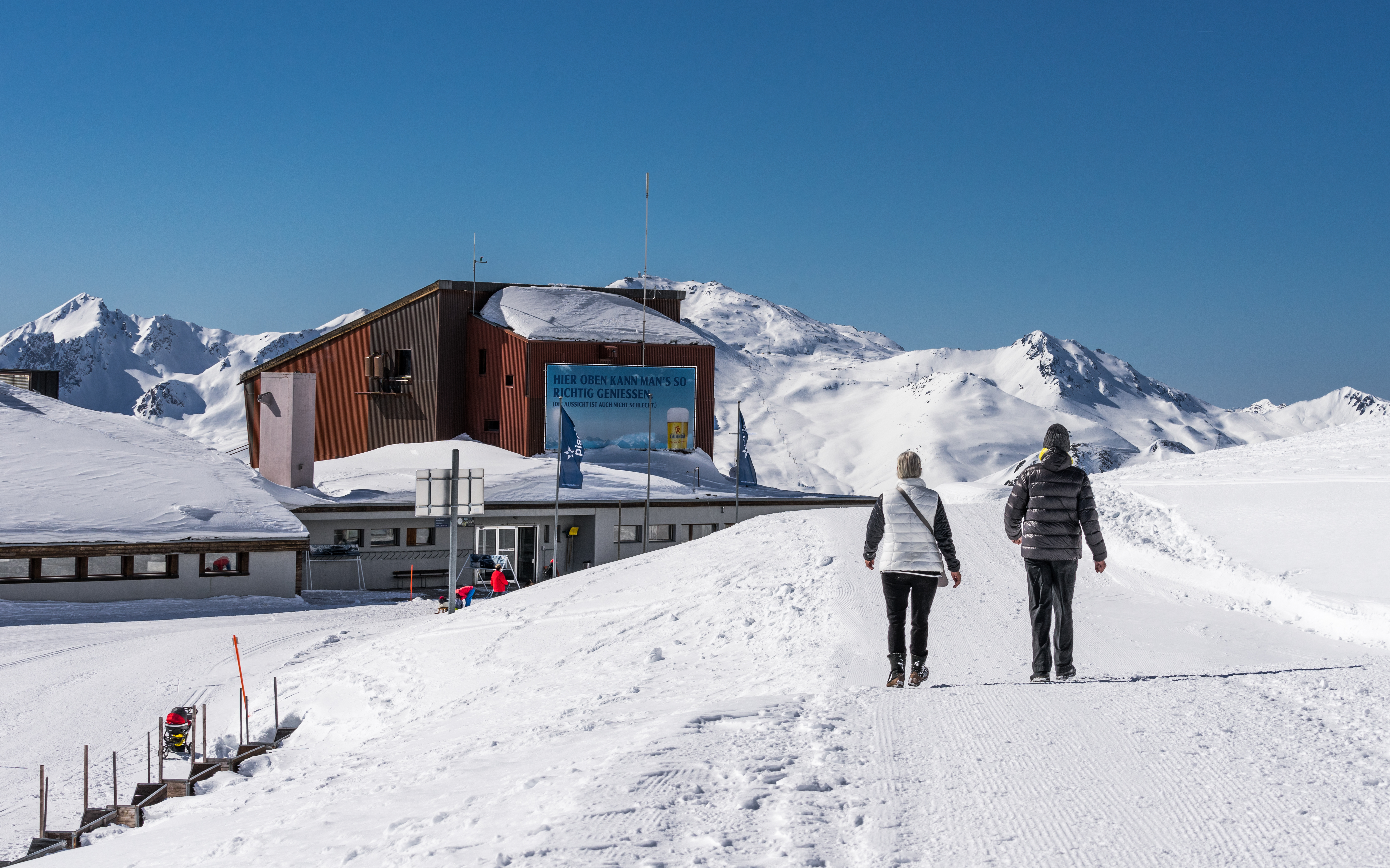 Zwei Menschen im Schnee