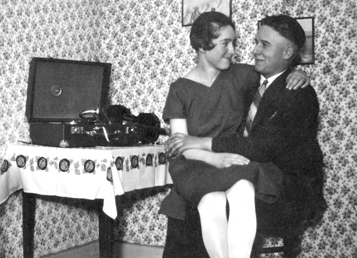 Mann und Frau in einem schwarz-weiss-Bild