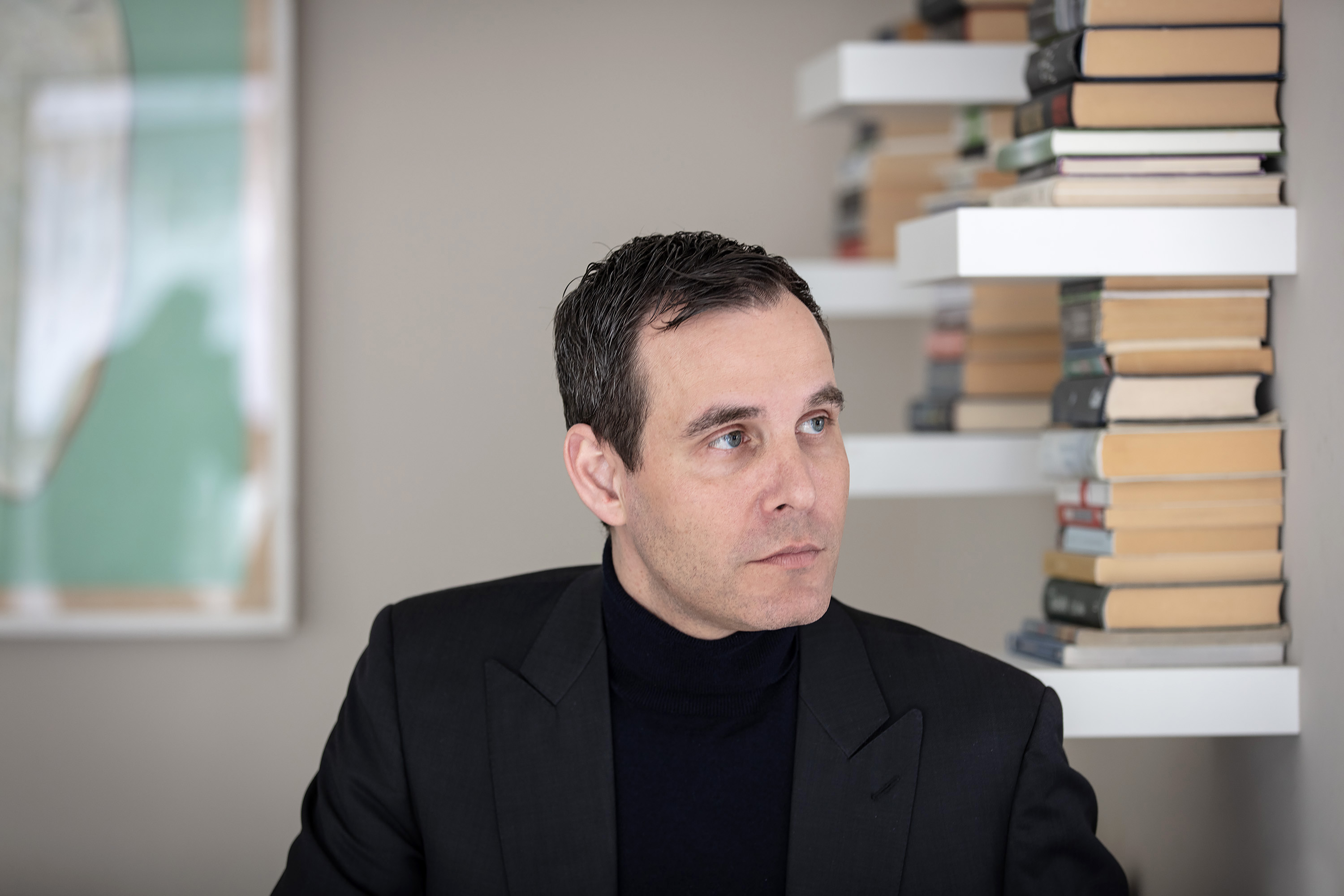 Homme posant dans son bureau.