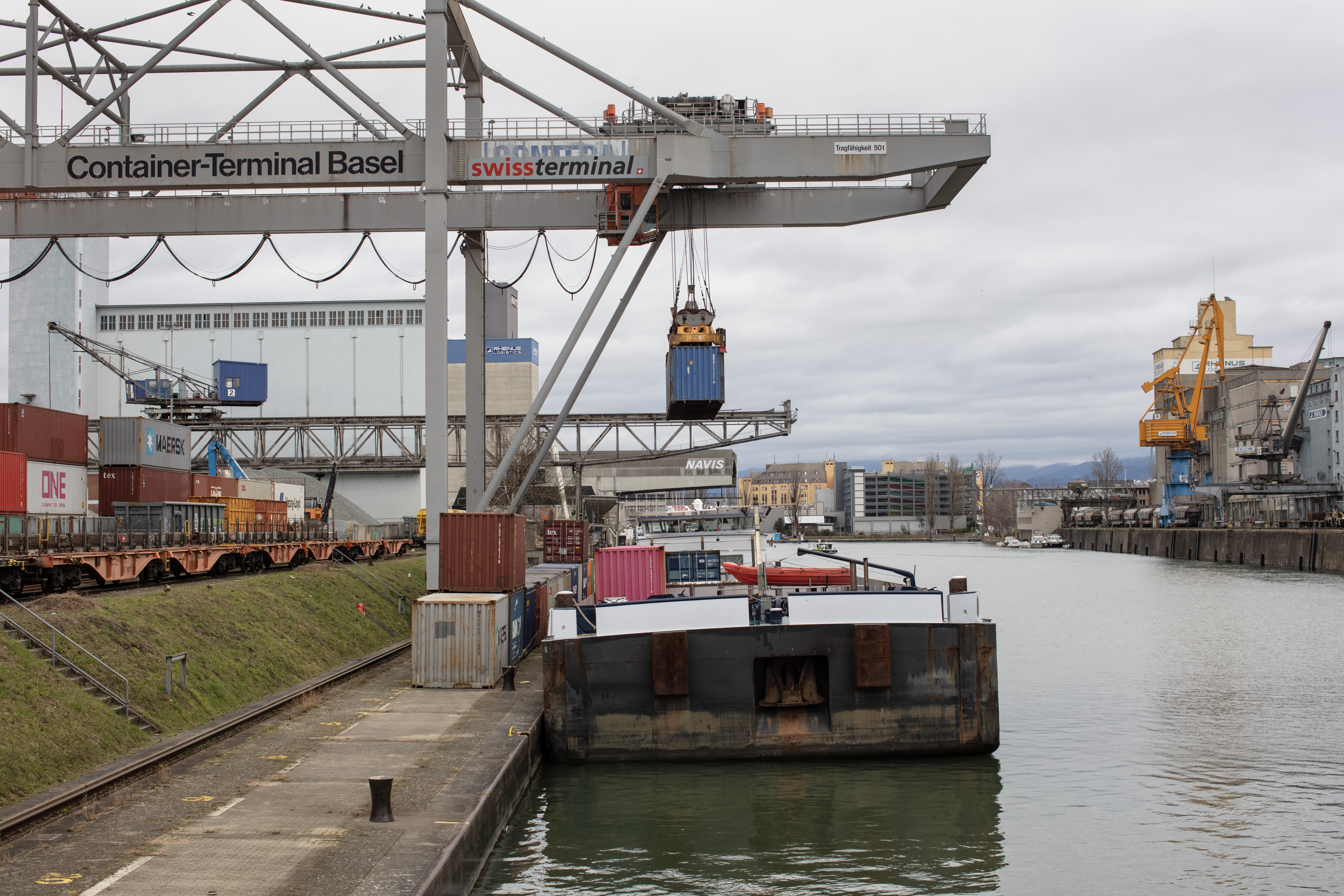 Rund 20 Zöllner und Grenzwächter kämpfen auf dem Hafengebiet gegen Schmuggel, Einfuhr von verbotenen Produkten und ziehen Zölle auf den importierten Waren ein. Mit Fusspatrouillen und auf dem Grenzwachtboot sind sie auf dem ganzen Areal unterwegs.