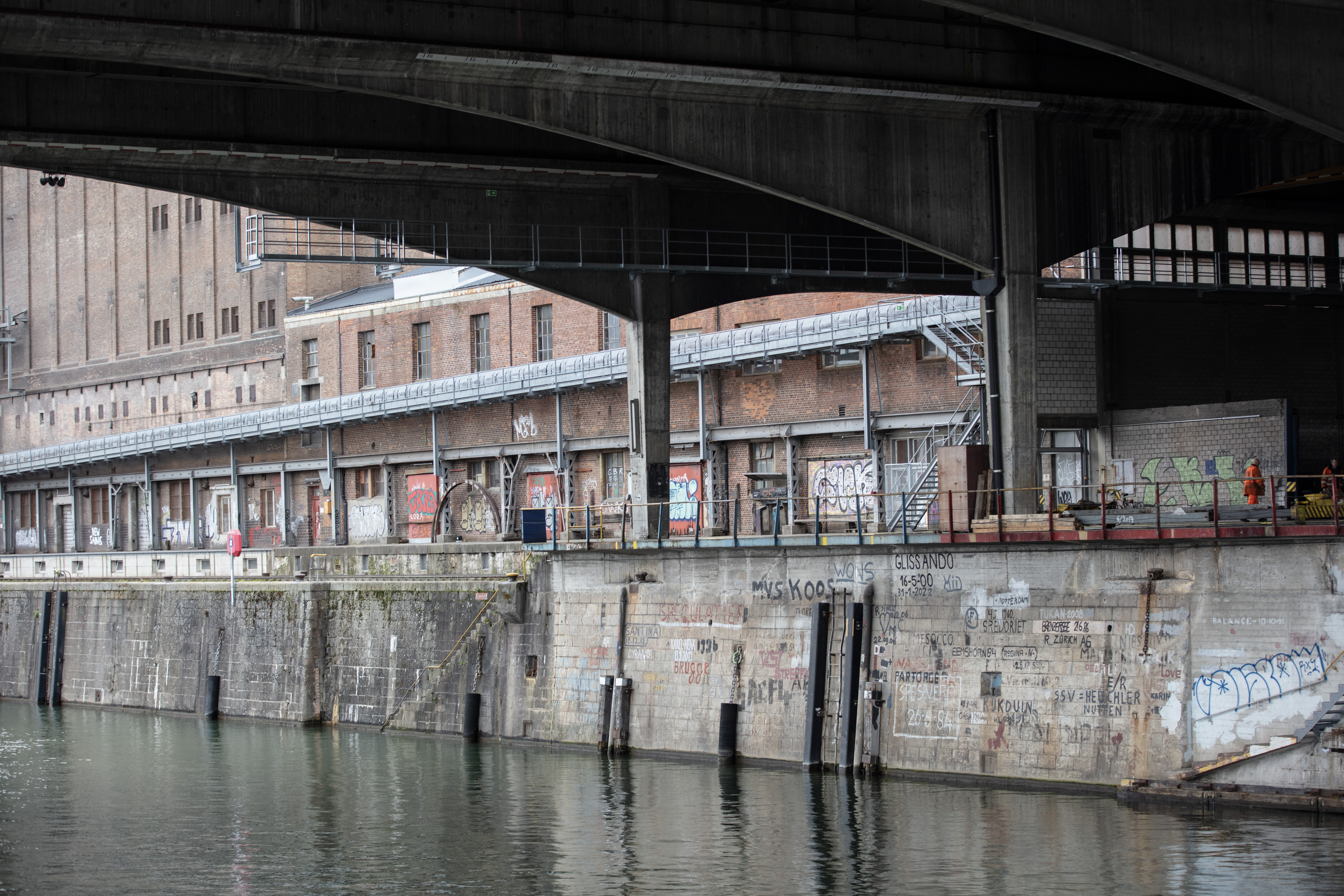Zone de déchargement d'un port de Bâle.