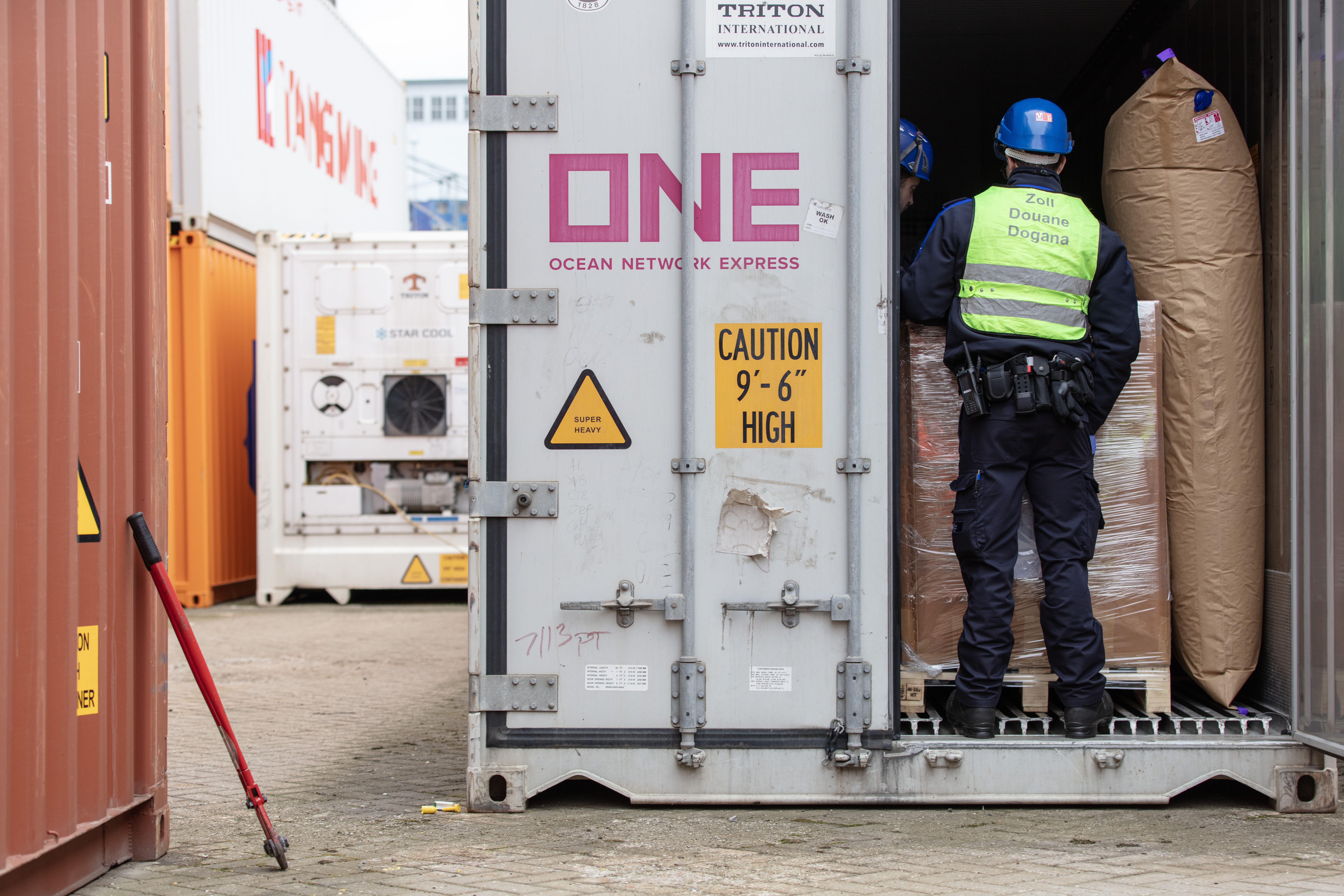Une personne en train de contrôler un container