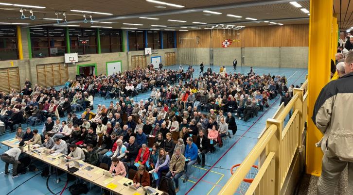 VollbesetzteTurnhalle an der Gemeindeversammlung Steckborn