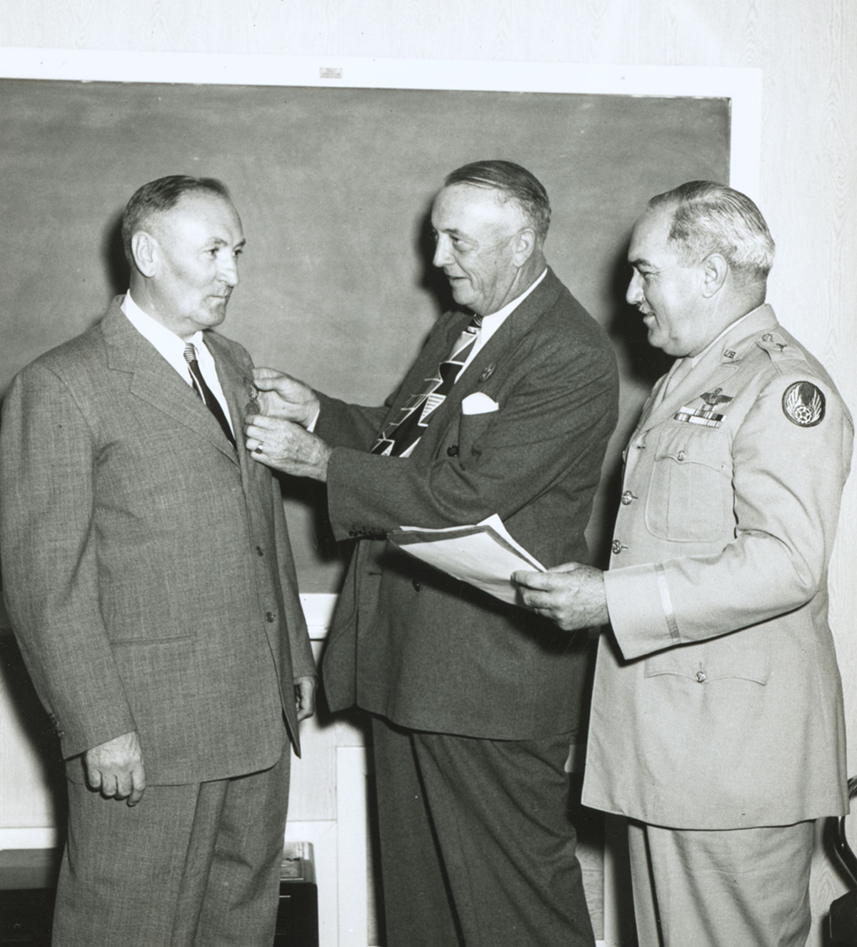 弗里茨·兹维基于1949年荣获"自由勋章"。在当时，这是美国两项最高平民荣誉之一。