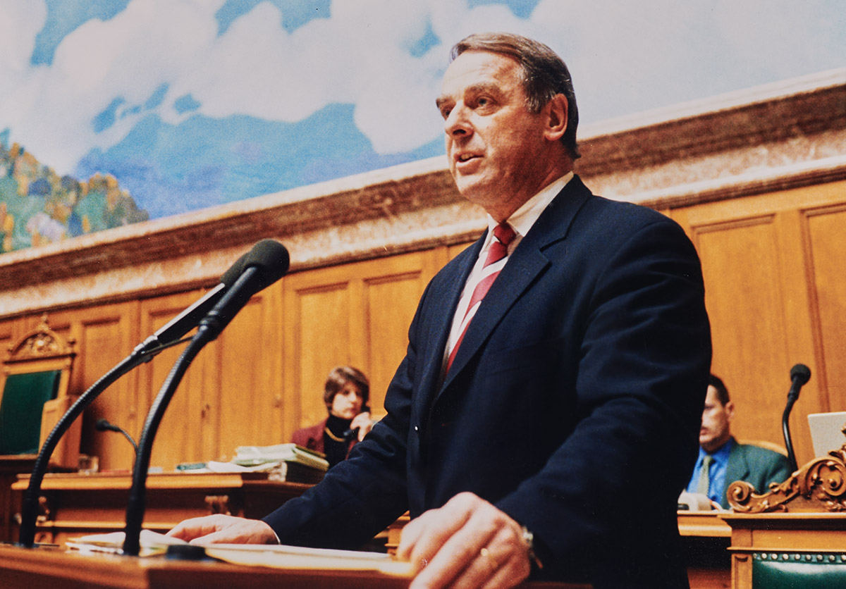 Mann spricht am Rednerpult im Nationalrat des Schweizer Parlamaments