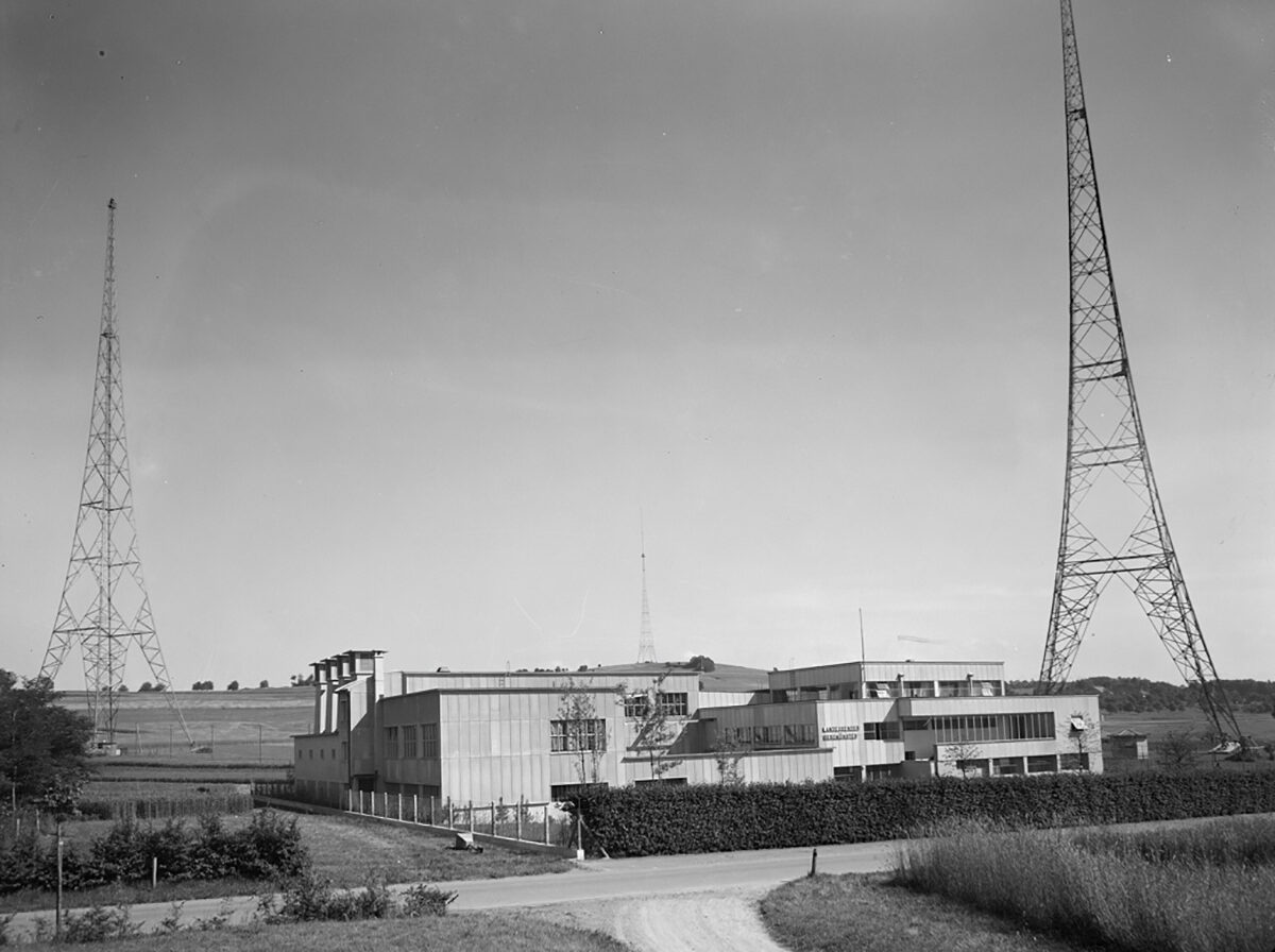 1949年，伯罗明斯特国家发射台的发射塔和发射大楼。 该发射台发射强电磁场。