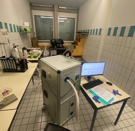 silbriger Kasten mit einem weissen Schlauch