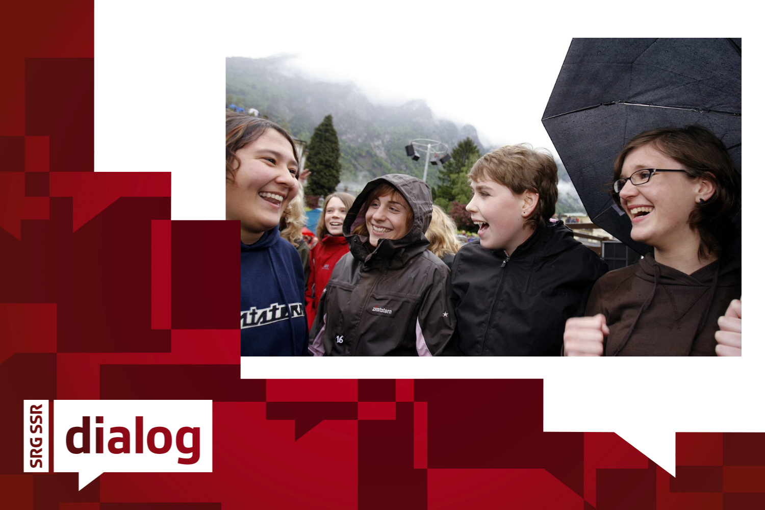 Junge Glarnerinnen jubeln nach dem Entscheid der Landsgemeinde in Glarus am Sonntag, 6. Mai 2007, das Stimmrechtsalter auf 16 Jahre hinunterzusetzen.