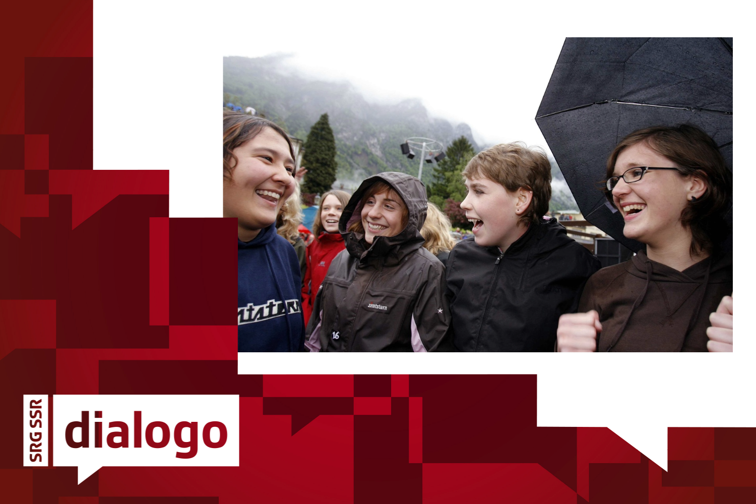 Giovani donne glaronesi esultano dopo la decisione del consiglio comunale di Glarona, domenica 6 maggio 2007, di abbassare l'età di voto a 16 anni.