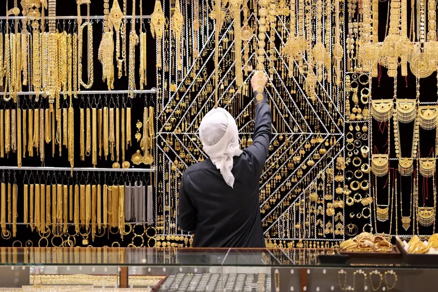 一名銷售員在杜拜黃金市集擺放黃金首飾。