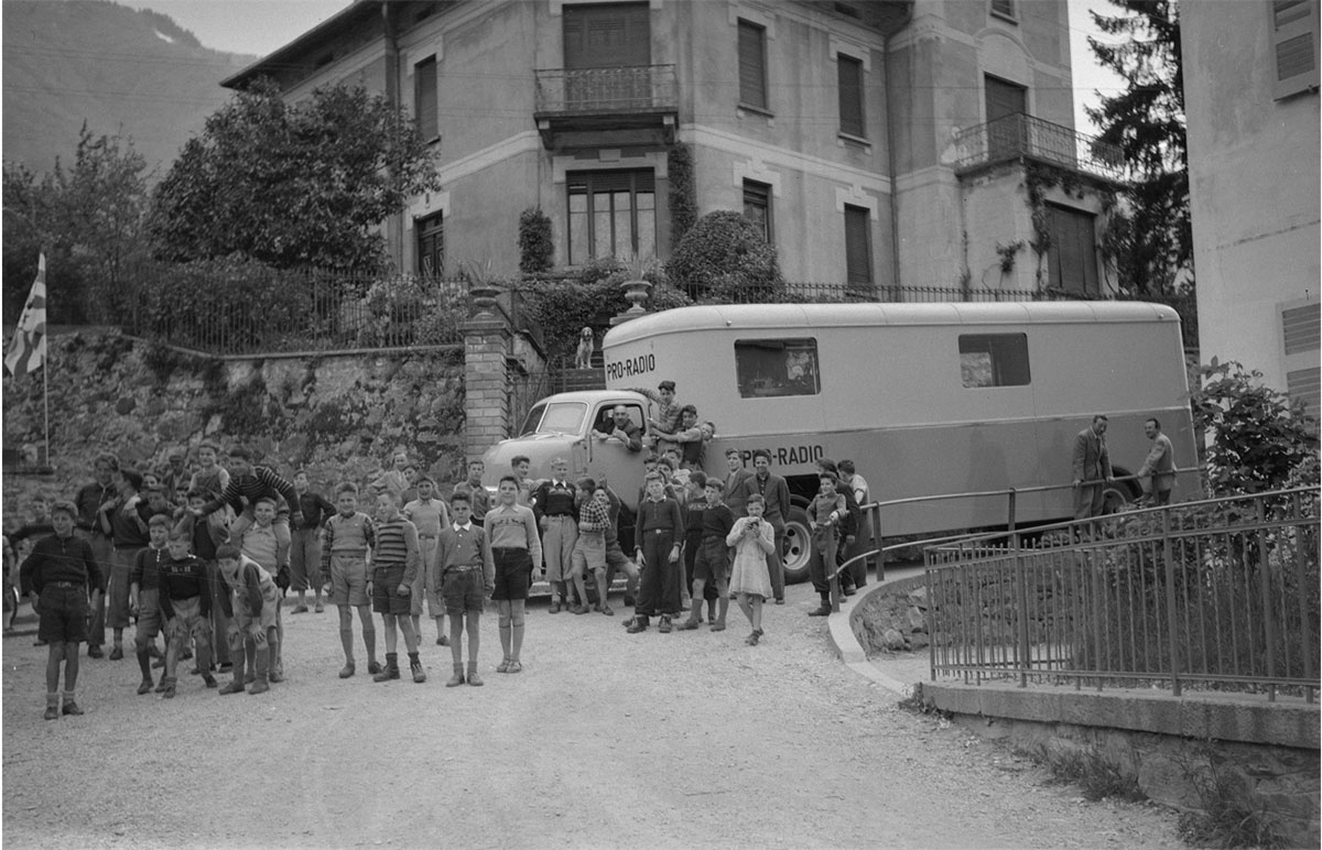 Groupe d enfants près d un camion dans les années 1950