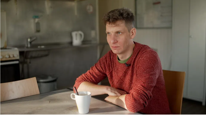 ein Mann vor einer Kaffeetasse