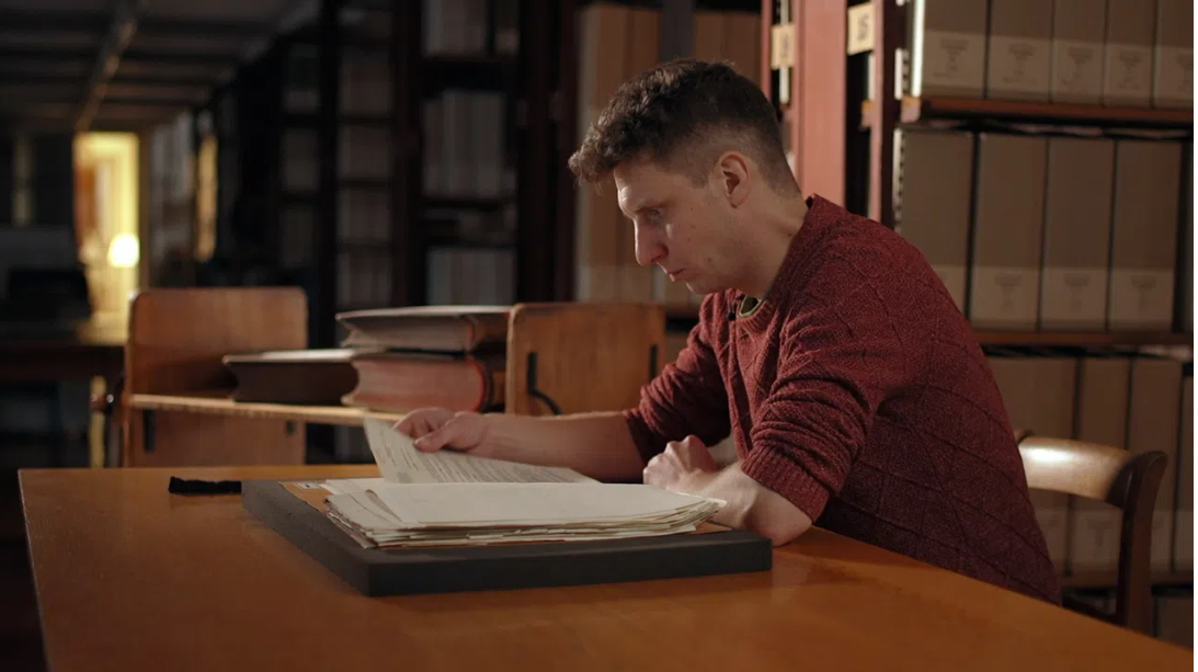 Alexander Euler liest ein Buch