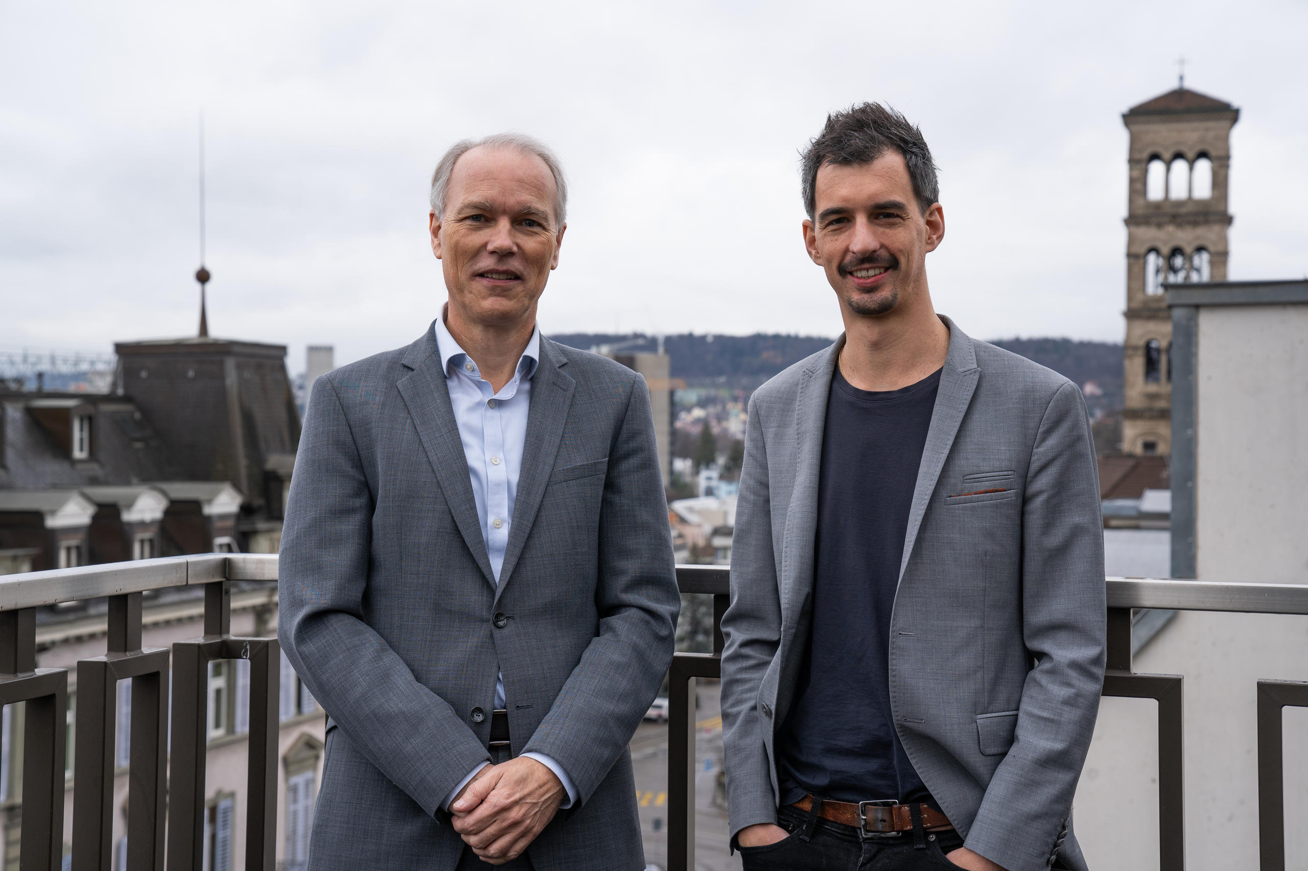 Jan-Egbert Sturm und Fabio Canetg, fotografiert auf einer Dachterrasse
