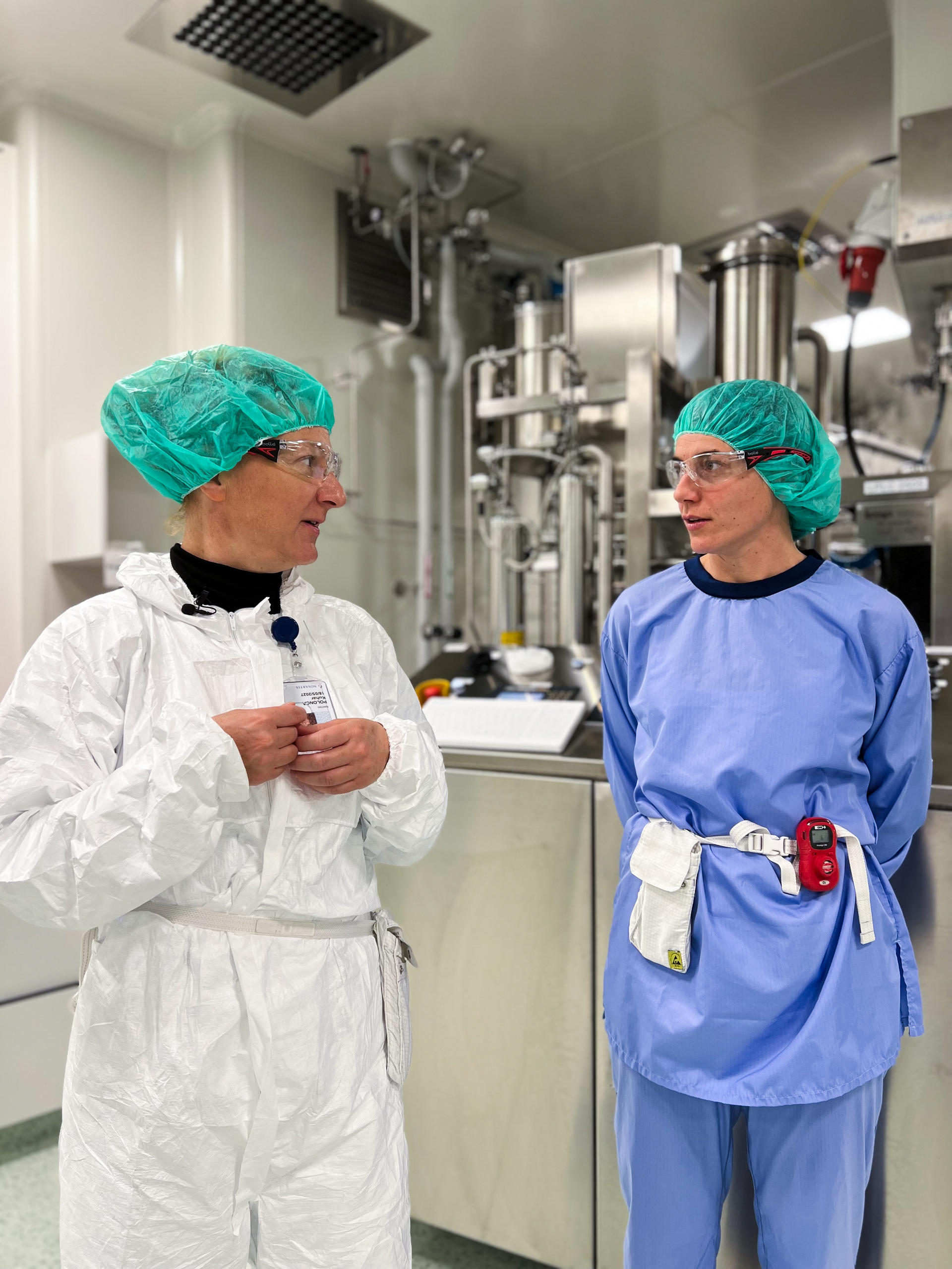 Zwei Frauen in Laborkleidung