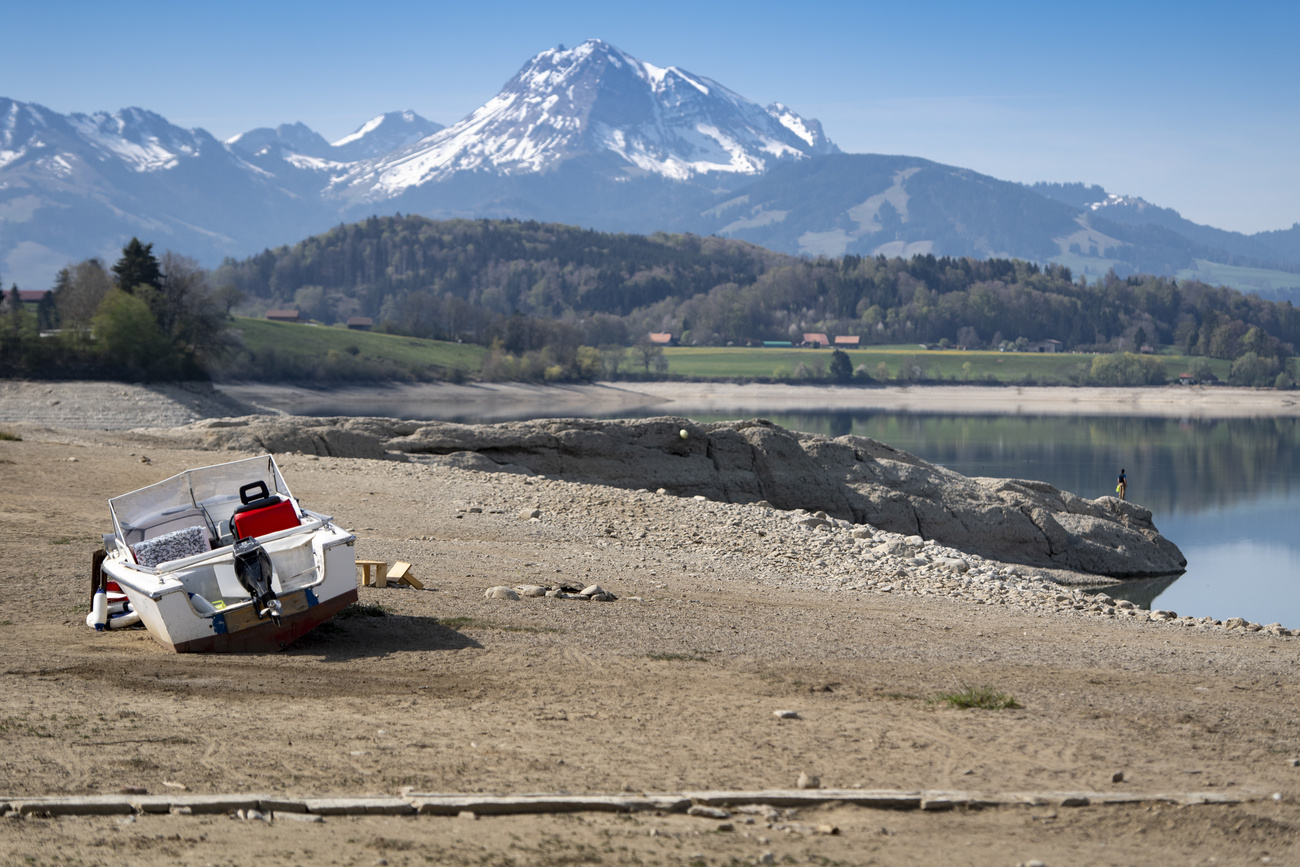 motoscafo a secco accanto a un lago