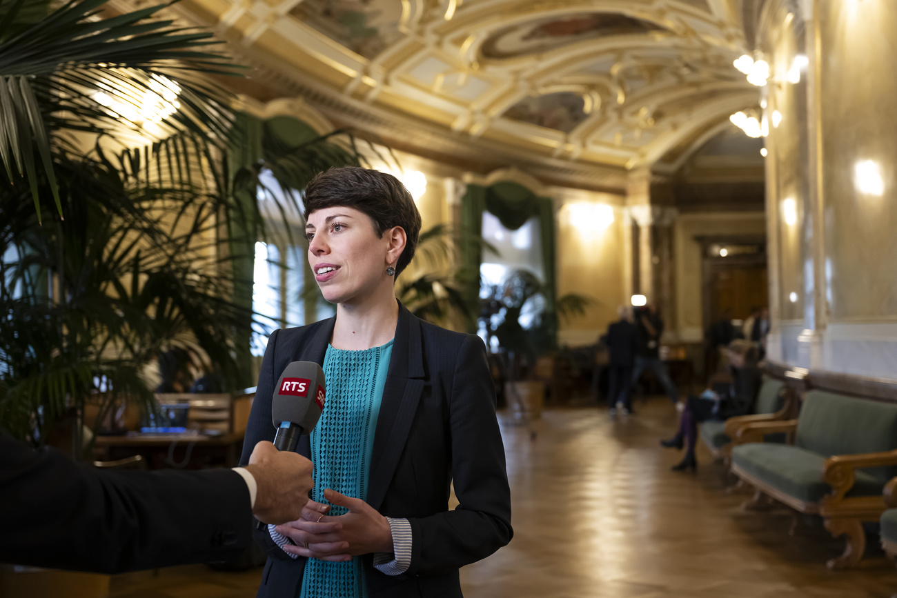 Lisa Mazzone dans la salles des pas perdus du Parlement suisse