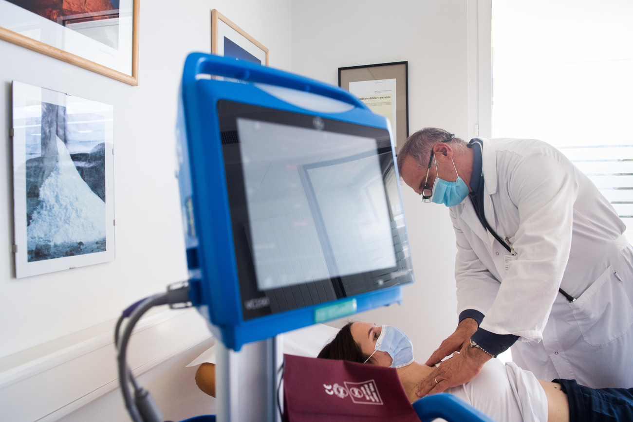 Paciente com Covid longo sendo examinado por um médico na Suíça