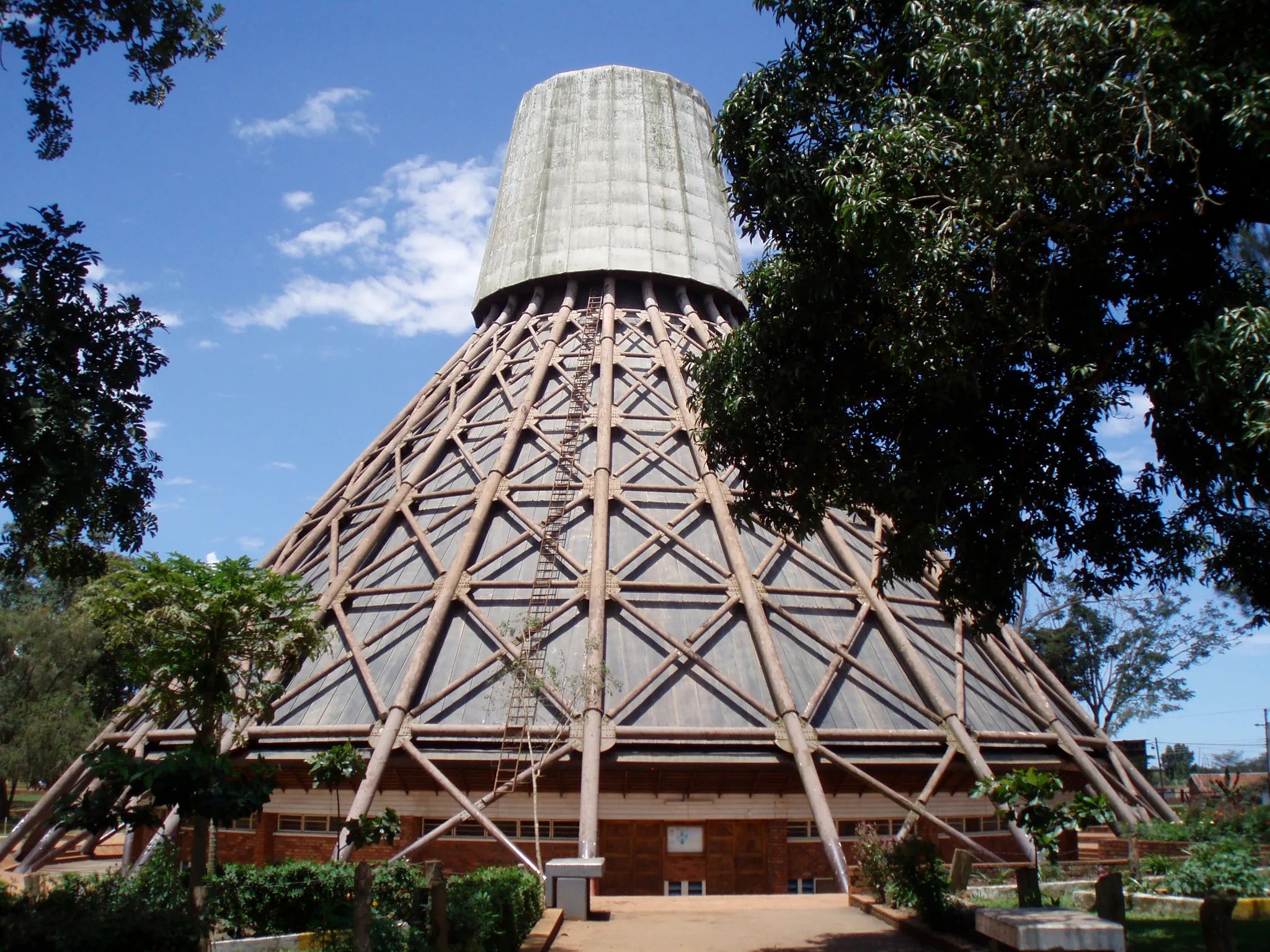 Dahinden以烏干達當地的超大圓形木屋作為靈感，創建了烏干達Namuguongo朝聖教堂。他稱此過程為 「文化適應」。