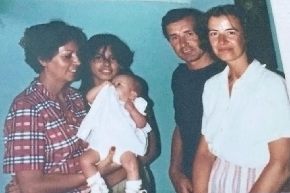 Nathalie Favre de bebé y sus padres adoptivos