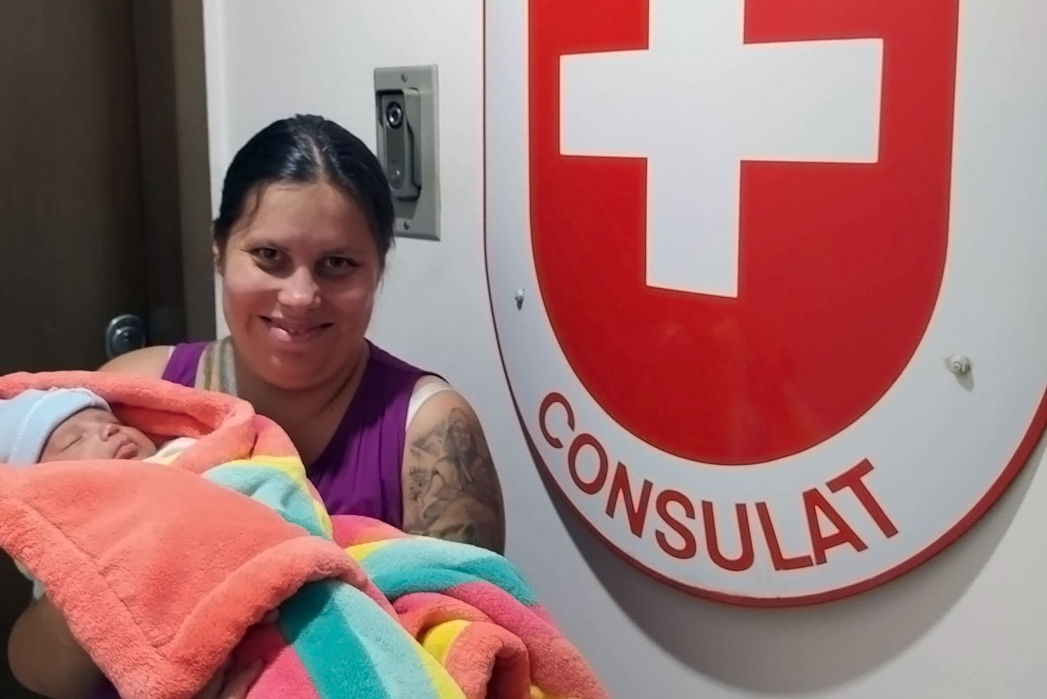 Nathalie Favre mit Sohn beim Schweizer Konsulat