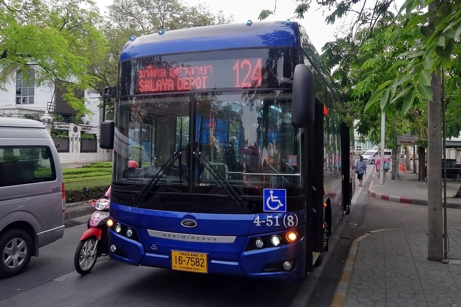 Un bus bleu dans une rue en Thaïlande
