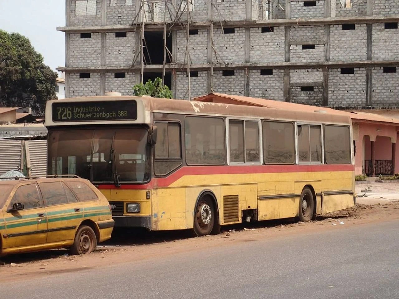 ausrangiertes Schweizer Postauto in Guinea