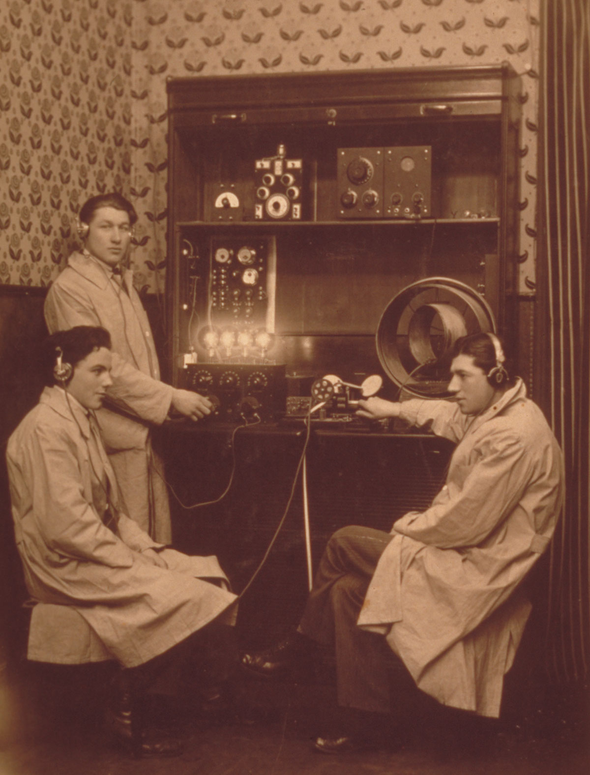 3位技术人员在收听广播，摄于约1920年。