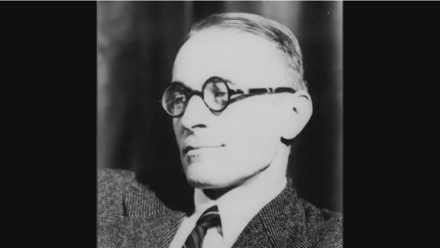 眼鏡をかけた男性の白黒写真