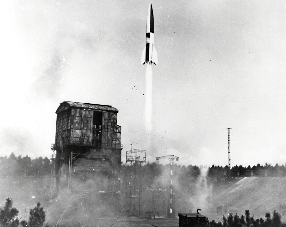 Foto en blanco y negro de un cohete despegando
