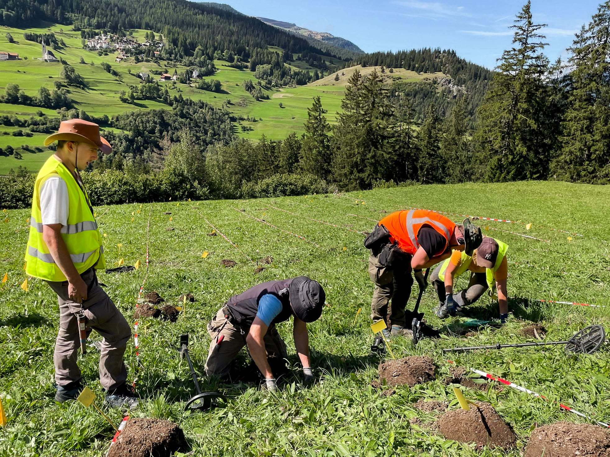 arqueólogos en una excavación en los verdes prados suizos