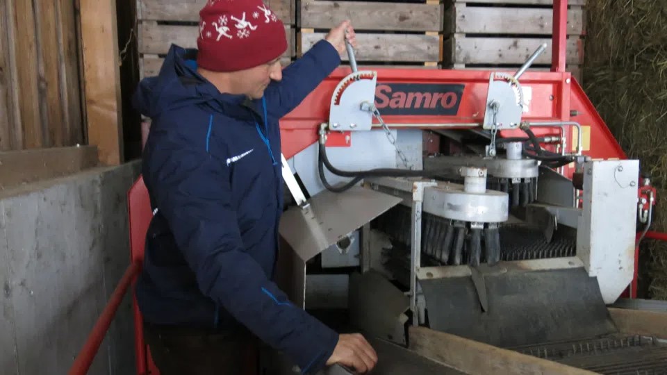 Ein Mann vor einer landwirtschaftlichen Maschine