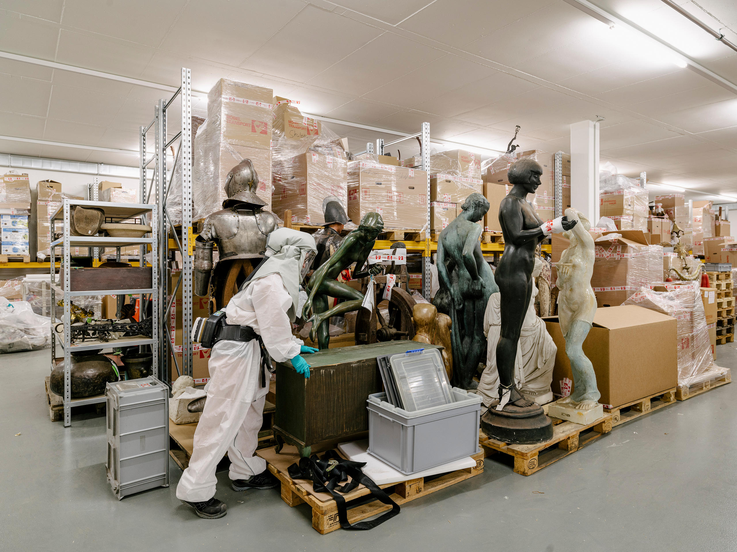 Person in Schutzanzug, grosse Sammlung