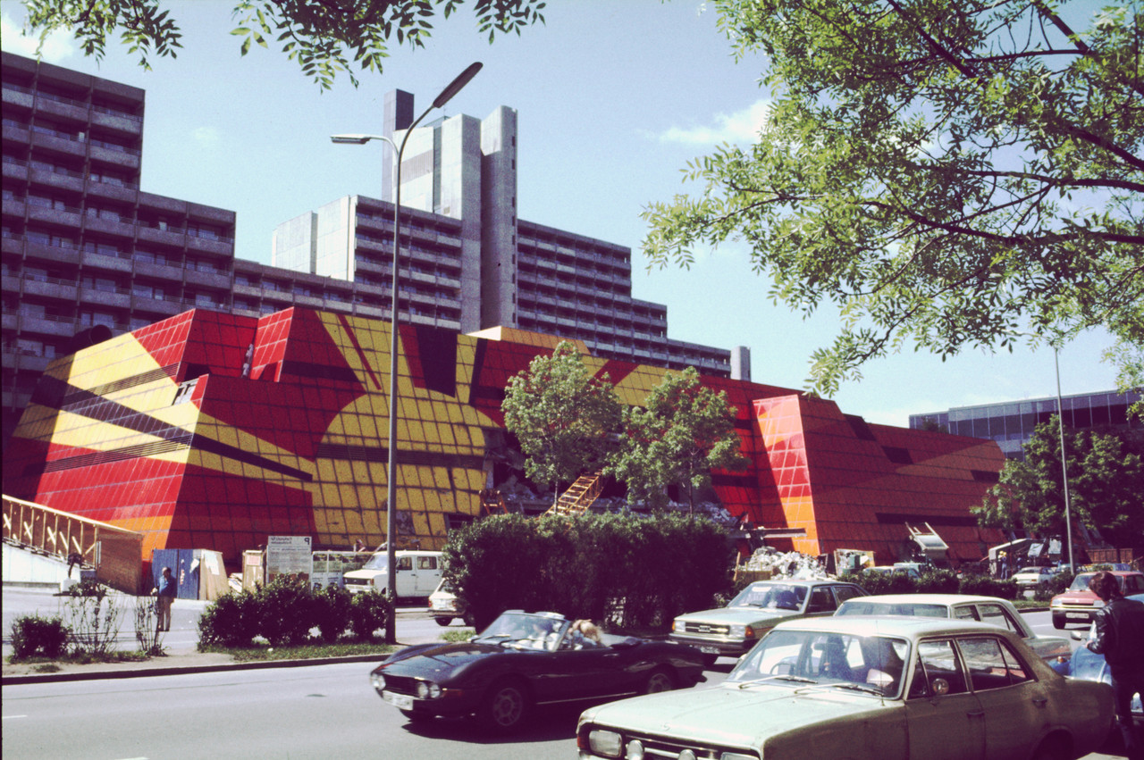Centre commercial à l apparence futuriste et colorée