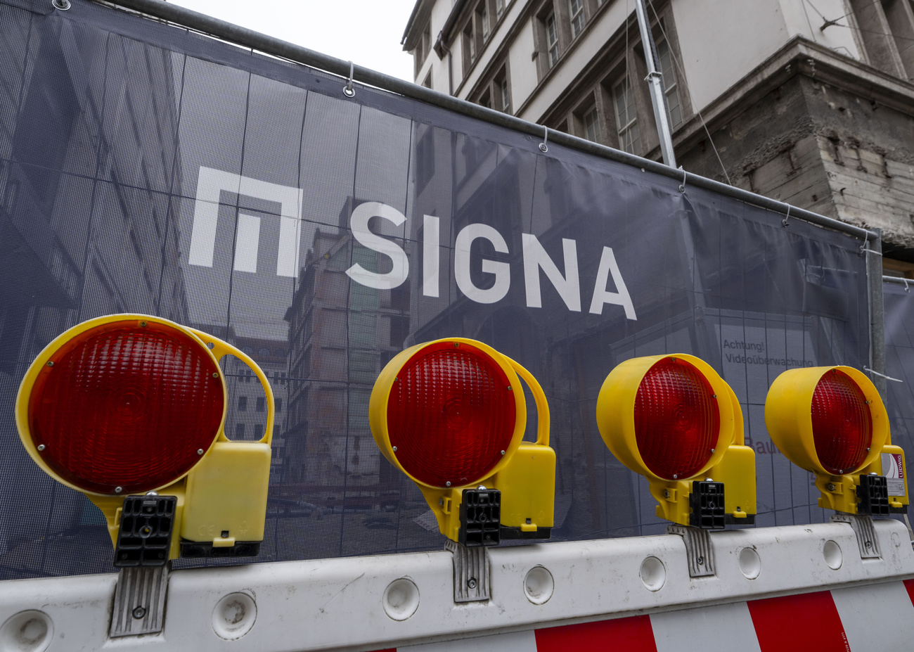 Signa sign surrounded by red lights