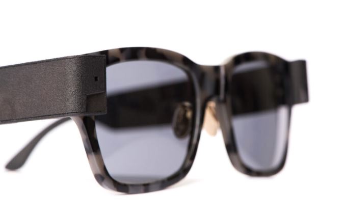 schwarze Brille