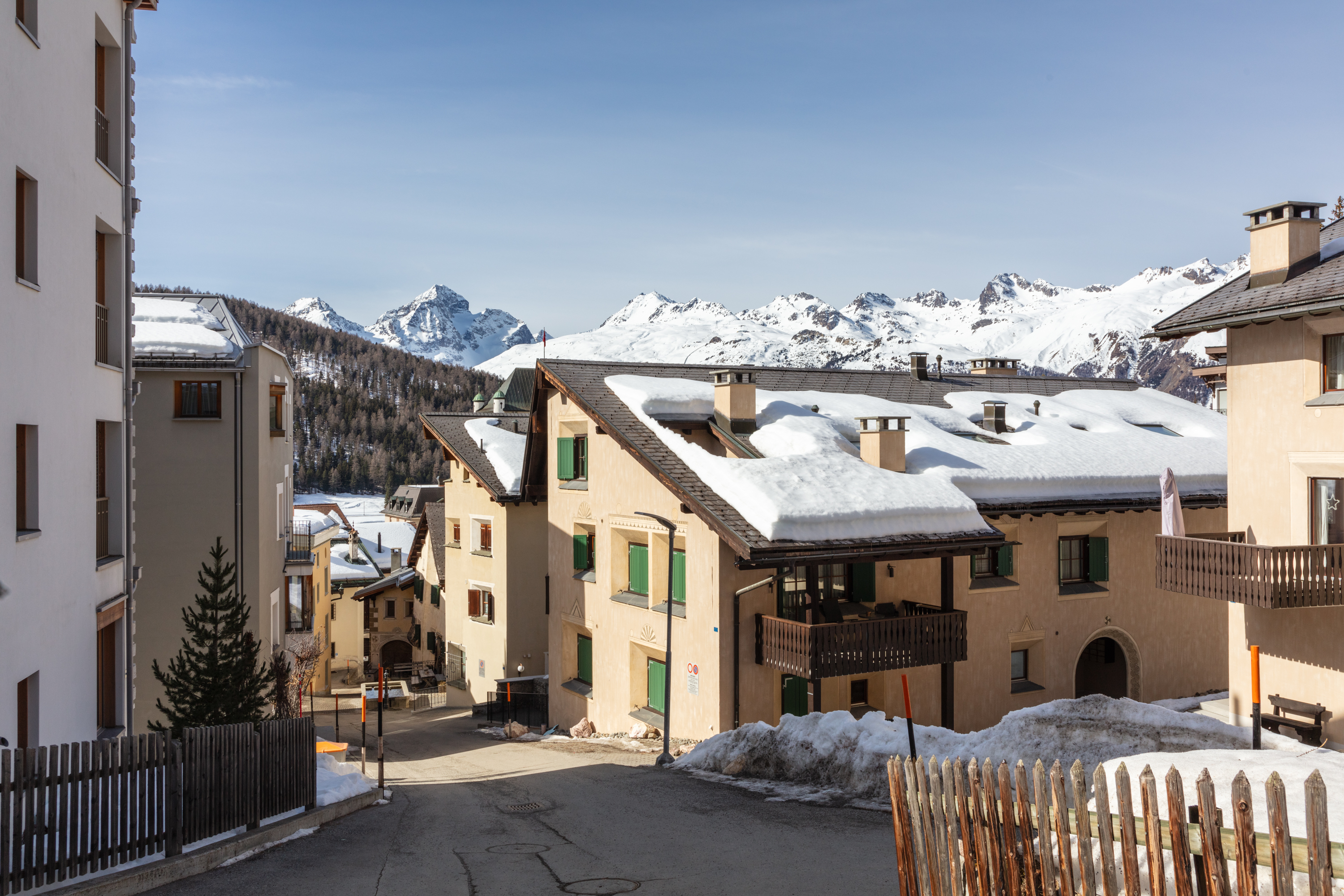 Casas de motana con nieve en los tejados